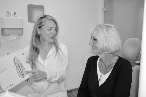 Praxis Zahnarztpraxis Gehrden Empfangsbereich einladend für Angstpatienten