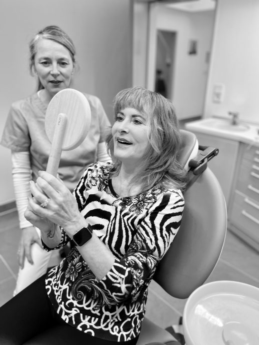 Modernes Behandlungszimmer der Zahnarztpraxis Gehrden mit neuester Technik